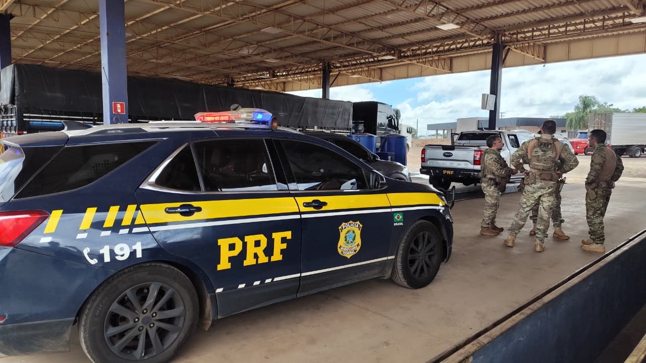 PRF apreende grande quantidade de drogas em fundos falsos de veículos na BR-277, em Cascavel