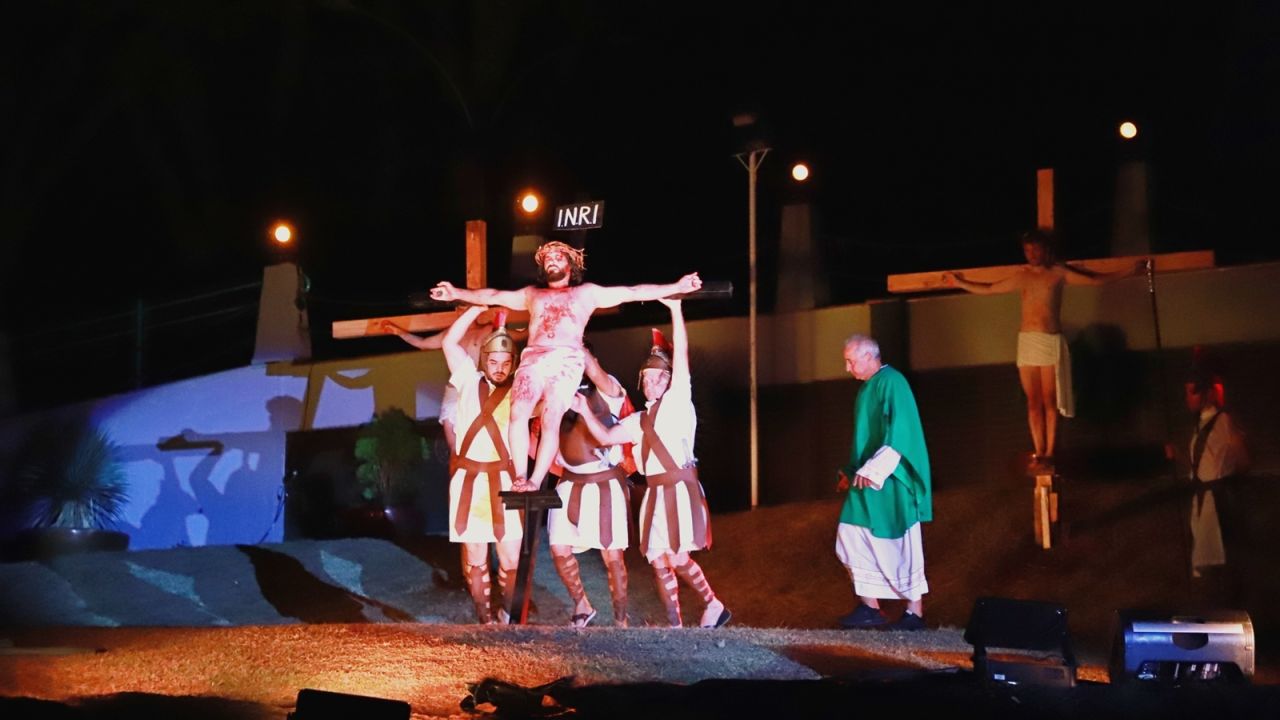 Auto da Paixão de Cristo reúne multidão e emociona fiéis em Itaipulândia