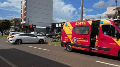 Imagem referente a notícia: Motociclista é arremessada sobre carro após colisão com Civic na Avenida Rocha Pombo em Cascavel