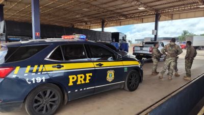 Imagem referente a notícia: PRF apreende grande quantidade de drogas em fundos falsos de veículos na BR-277, em Cascavel