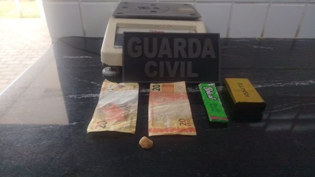 Jovem de 21 anos é detido com drogas no Terminal Oeste, em Cascavel