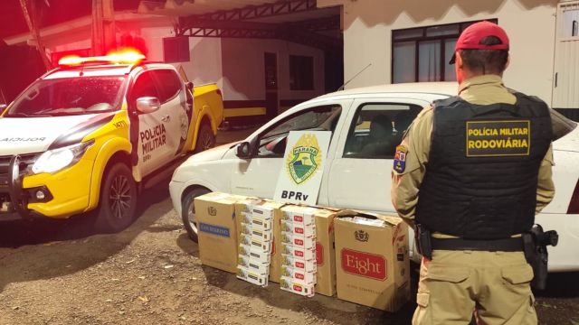 Motorista foge da polícia e abandona carro com cigarros contrabandeados no Paraná