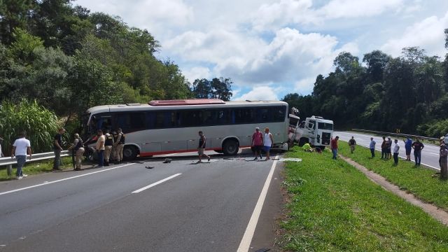 Colisão e engavetamento na BR-376 deixam três feridos graves e interdita trecho no Paraná