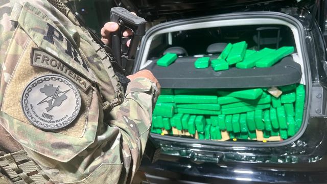 PRF apreende quase meia tonelada de maconha e detém adolescente na BR-277, no Paraná