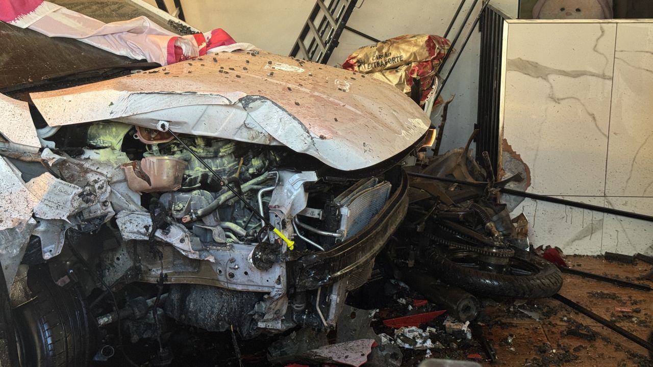 Carro e moto invadem mercearia após violenta colisão no bairro Floresta, em Cascavel; motociclista tem pé amputado
