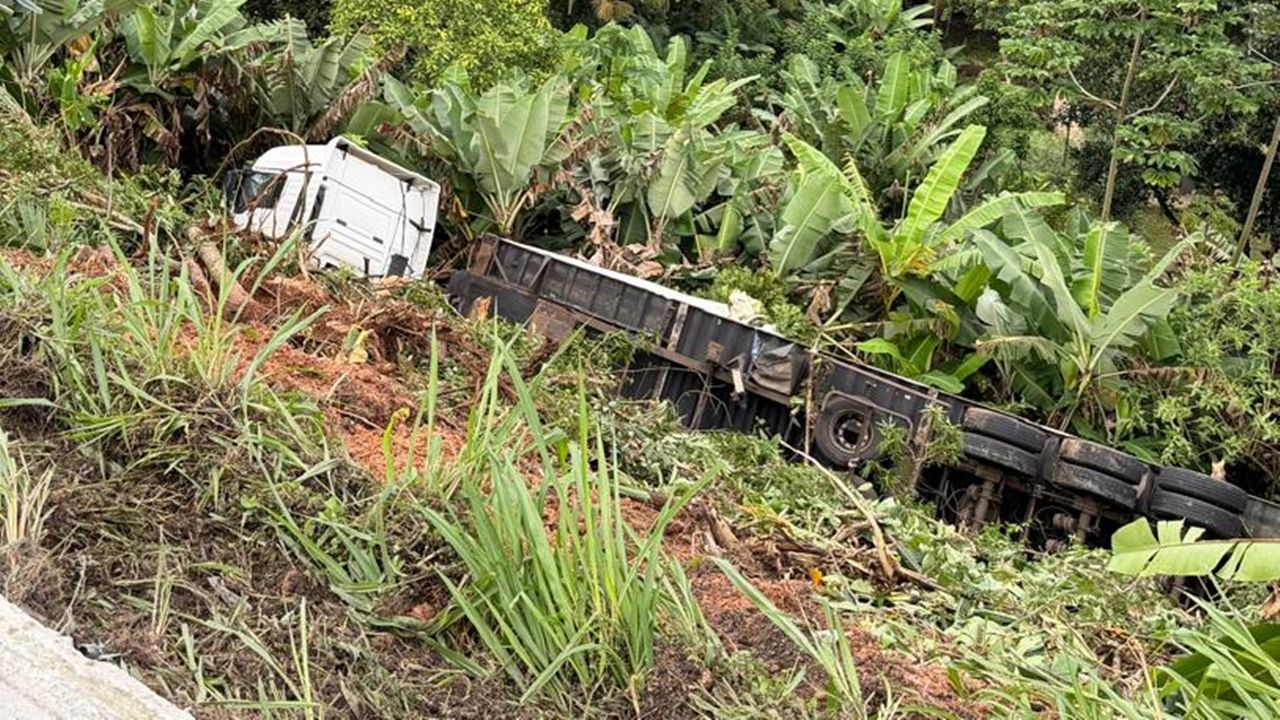 Caminhão carregado com frango congelado sai da pista e cai em ribanceira na BR-277, em Morretes