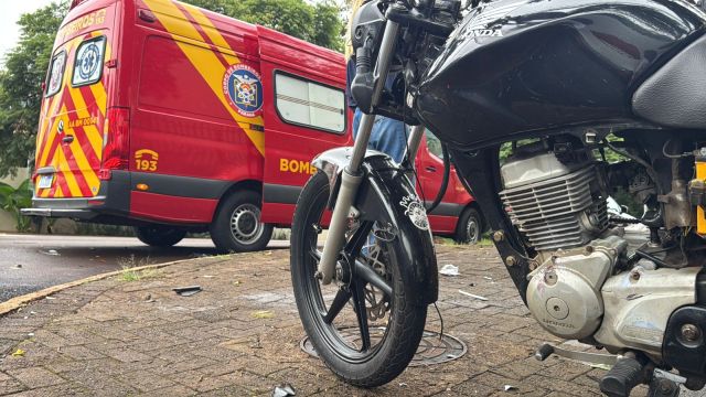 Imagem referente a notícia: Motociclista é arremessado contra muro após colisão com carro na Rua Antonio Alves Massaneiro em Cascavel