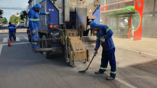 Imagem referente a notícia: Toledo faz reparos na pavimentação e sinalização horizontal de vias urbanas