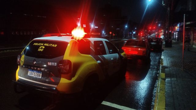 Imagem referente a notícia: Veículo com débitos desde 2021 é apreendido após suspeita de tentativa de furto em Cascavel