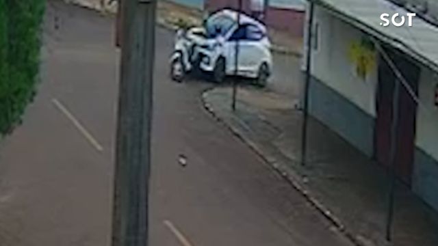 Imagem referente a notícia: Câmeras de segurança revelam novos ângulos de acidente que destruiu mercearia em Cascavel