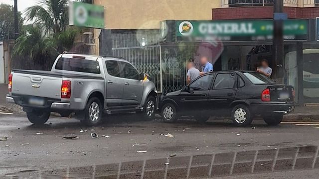 Imagem referente a notícia: Acidente entre caminhonete e ônibus provoca vazamento de diesel e mobiliza bombeiros em Cascavel