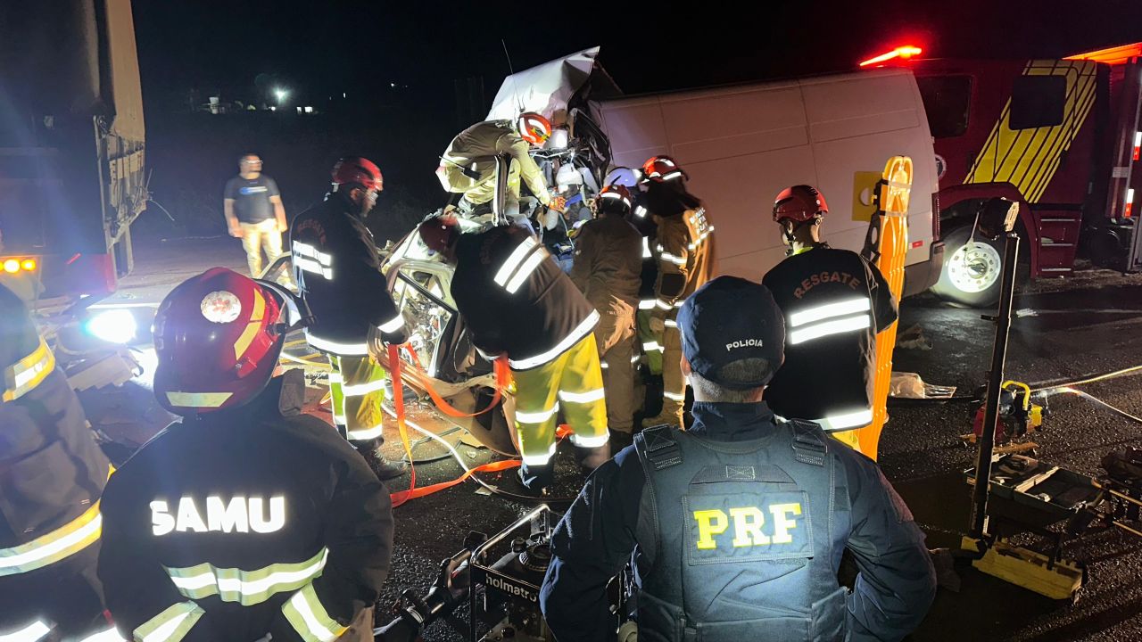 Colisão traseira entre van e bitrem deixa mulher gravemente ferida na BR-376, em Mandaguari