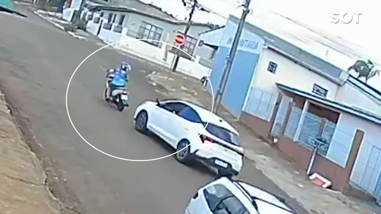 Colisão brutal em Cascavel: polícia apura se motorista jogou carro contra motociclista de forma intencional