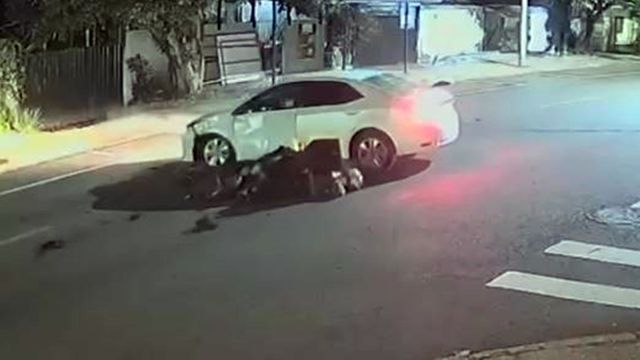 Imagem referente a notícia: Câmera de segurança flagra momento de colisão que matou motociclista em Cascavel