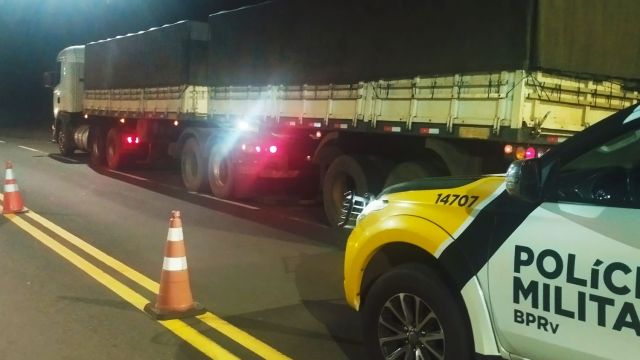 Imagem referente a notícia: Motorista é preso ao dirigir caminhão com 39 toneladas de feijão sob efeito de álcool na PR-180
