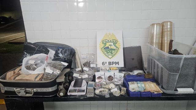 Imagem referente a notícia: Homem de 21 anos é preso por tráfico com drogas prontas para entrega no bairro Santa Felicidade, em Cascavel