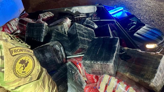 Imagem referente a notícia: Quase 400 kg de cocaína e haxixe são apreendidos escondidos em carga de arroz na BR-369, entre Cascavel e Corbélia