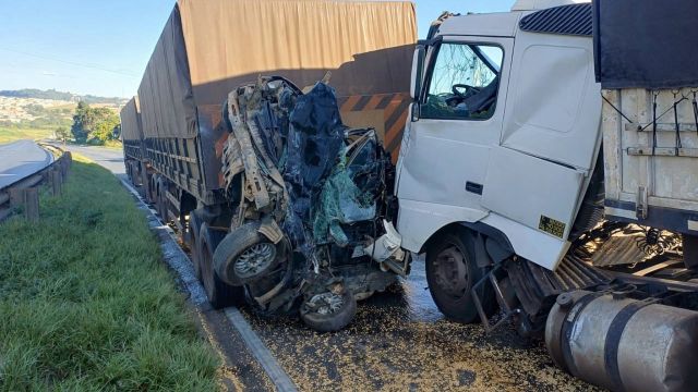 Engavetamento com duas carretas e dois carros deixa mortos e feridos na BR-376 em Ponta Grossa