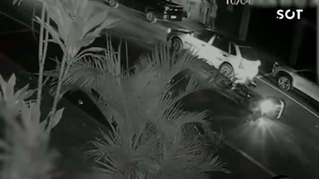 Câmera de segurança registra moto derrapando após atropelar uma mulher na Avenida das Pombas