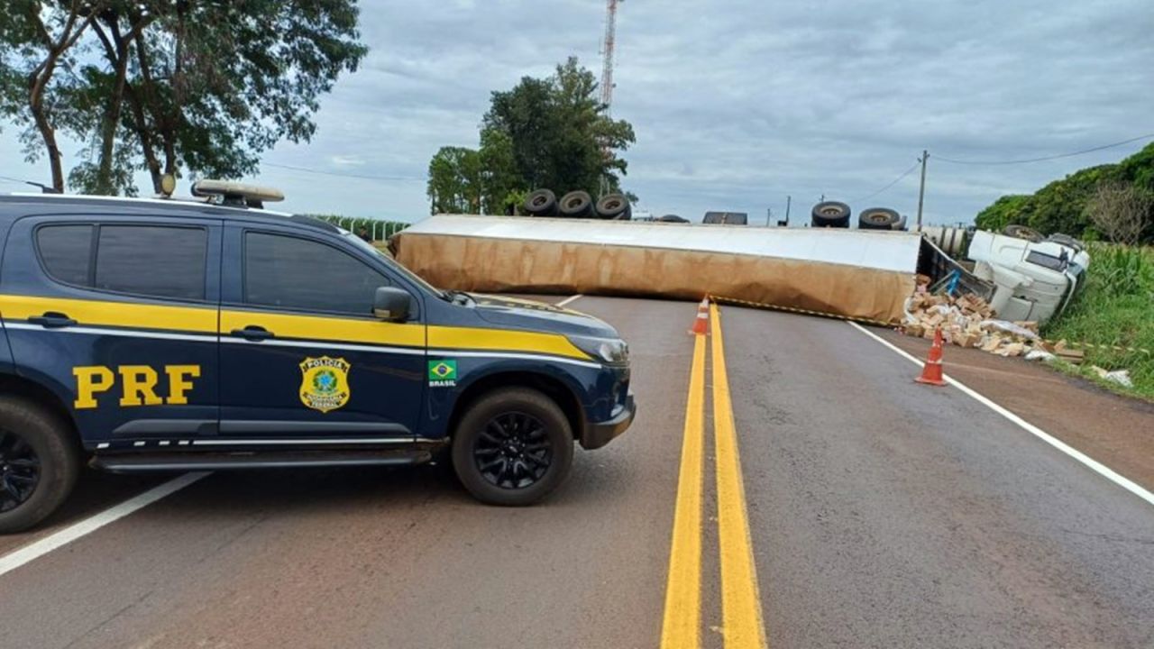 Carreta tomba e interdita totalmente a BR-369 em Ubiratã