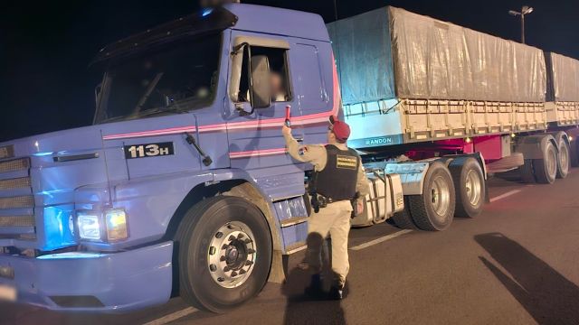 Imagem referente a notícia: Operação Lei Seca flagra 30 infrações e prende motorista sob efeito de droga em rodovias do oeste do Paraná