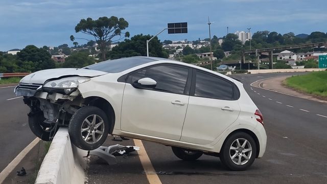Imagem referente a notícia: Carro sai da pista após estouro de pneu na PRc-467 e motorista fica ferida em Cascavel