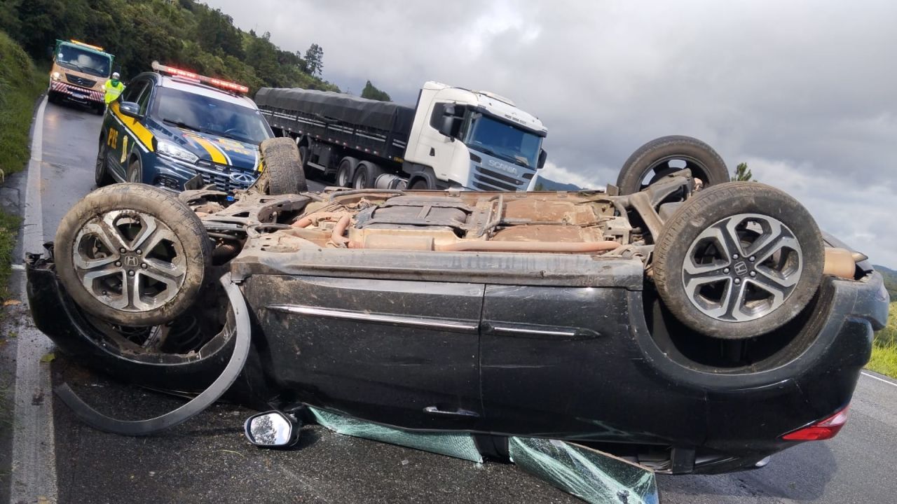 Capotamento na BR-116 deixa mulher ferida e mobiliza socorro no sentido São Paulo