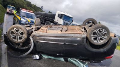 Imagem referente a notícia: Capotamento na BR-116 deixa mulher ferida e mobiliza socorro no sentido São Paulo