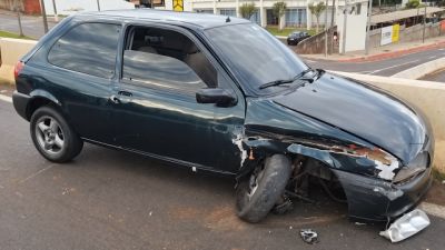 Imagem referente a notícia: Carro roda na pista e para na contramão após acidente na BR-277 em Cascavel