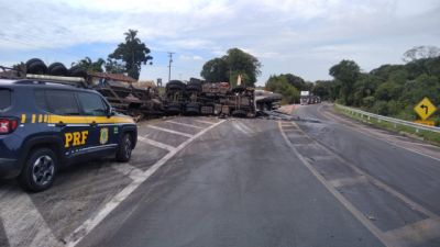 Imagem referente a notícia: Tombamento de caminhão provoca colisão frontal e deixa dois mortos na BR-476, em Contenda