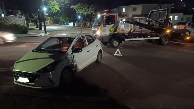 Motorista embriagado e sem habilitação é preso após causar acidente no Centro de Cascavel