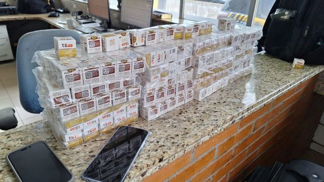 Imagem referente a notícia: PF e PRF apreendem mais de 1.600 ampolas de medicamento irregular em ônibus na BR-277, em Foz do Iguaçu