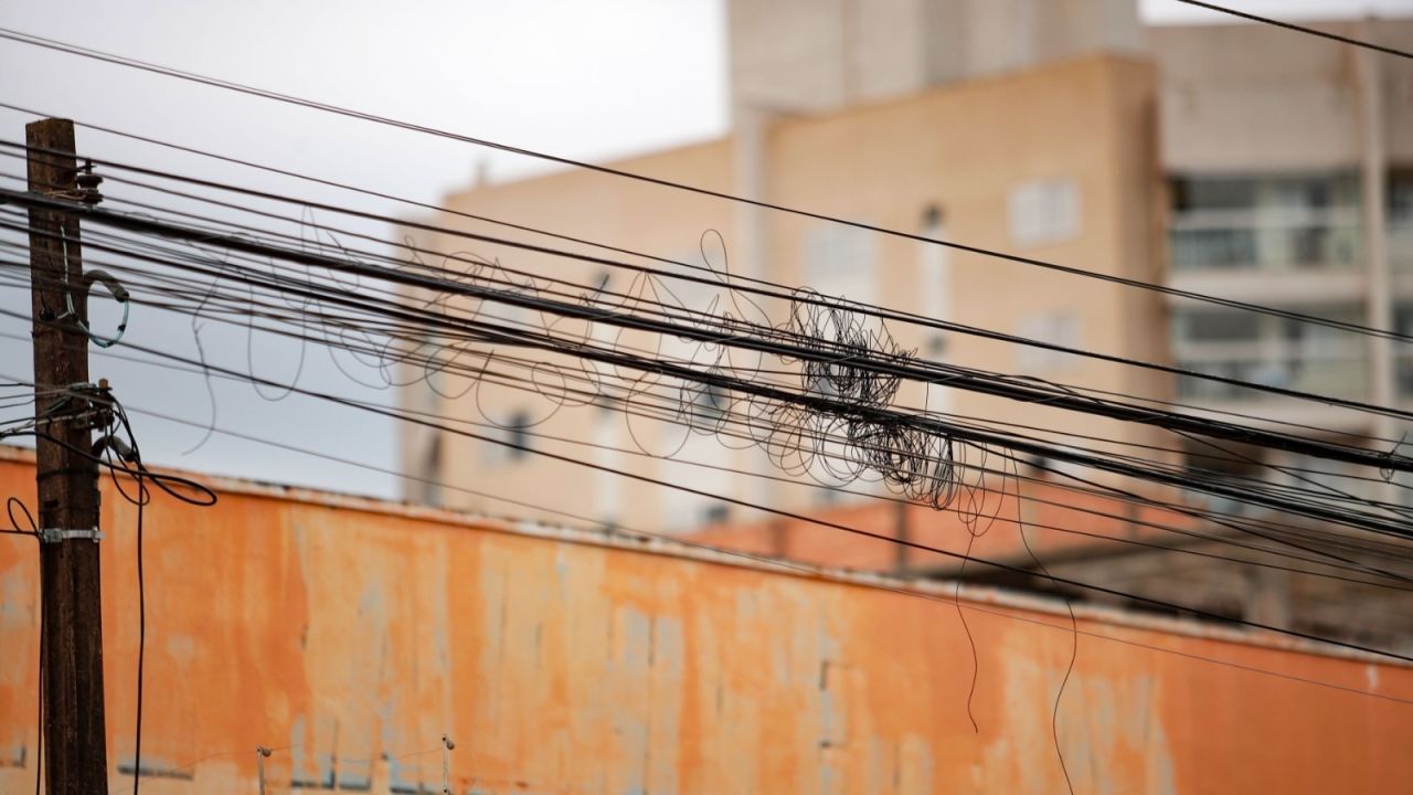 Mutirão retira fios em desuso de postes e reforça segurança em Cascavel