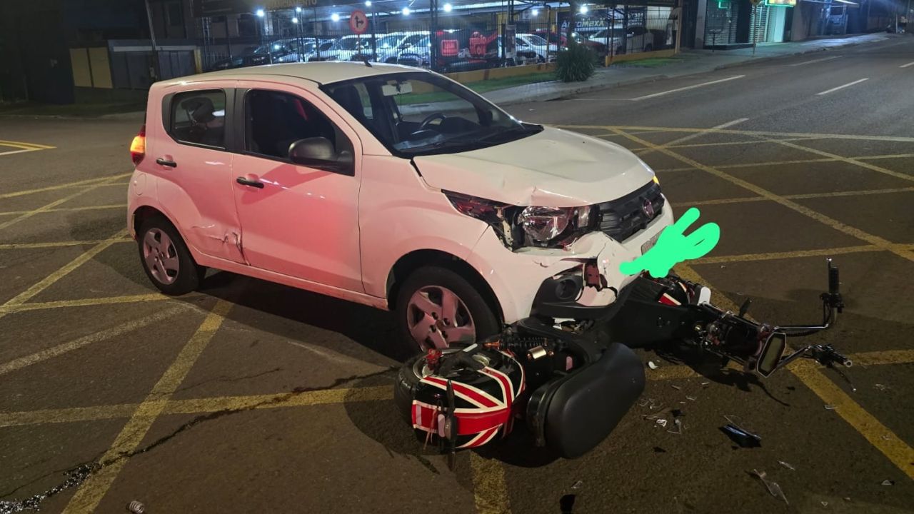 Colisão entre carro e ciclomotor deixa duas pessoas feridas no bairro Neva, em Cascavel