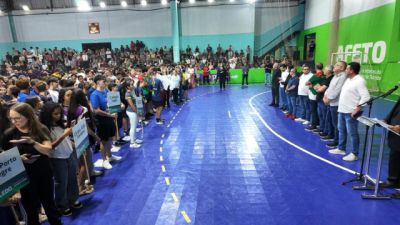 Imagem referente a notícia: Jogos Escolares de Toledo têm abertura histórica com recorde de participantes
