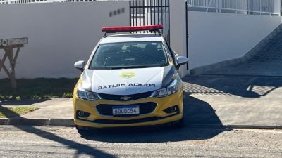 Imagem referente a notícia: Aluno é flagrado com objeto perfurocortante em escola de Cascavel e mobiliza patrulha escolar