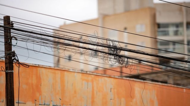 Imagem referente a notícia: Mutirão retira fios em desuso de postes e reforça segurança em Cascavel