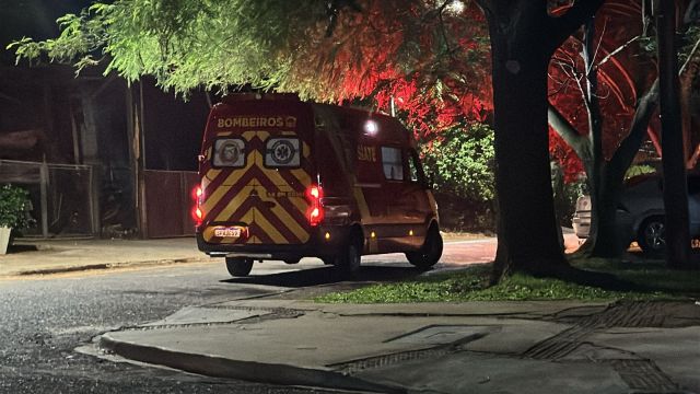 Imagem referente a notícia: Idosa de 75 anos fica ferida após colidir com porta de carro no Bairro Morumbi, em Cascavel