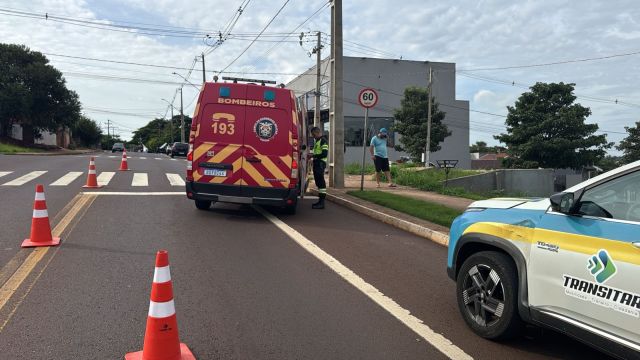 Imagem referente a notícia: Colisão entre carro e moto deixa idoso ferido no Bairro Brasília, em Cascavel