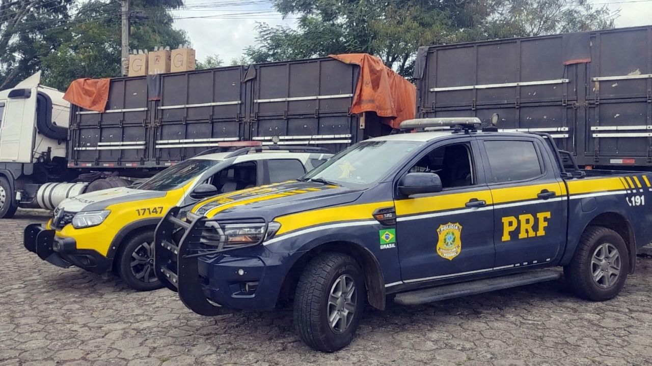 PRF e PM apreendem 480 mil maços de cigarros contrabandeados escondidos em carga de soja no Paraná