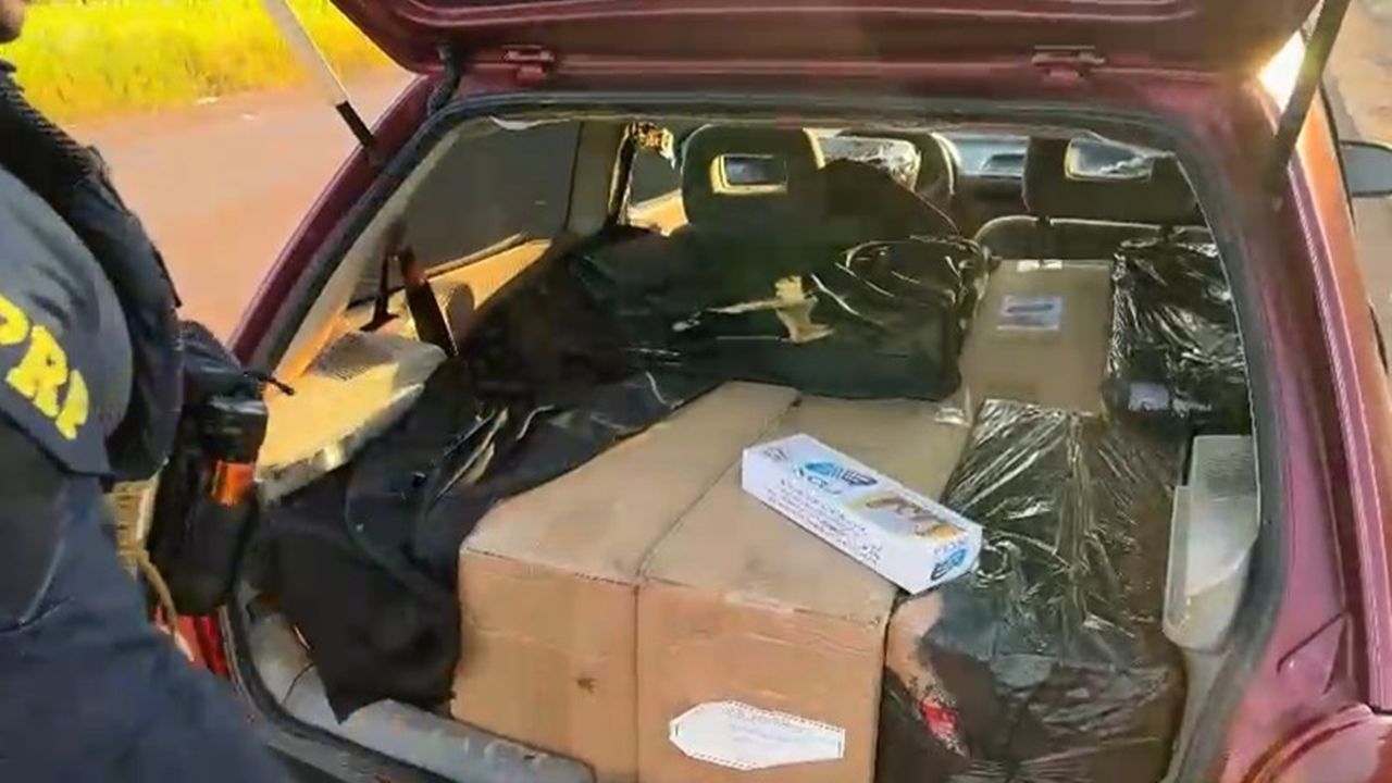 PRF intercepta rota do contrabando e apreende 5,5 mil maços de cigarros na BR-163, em Cascavel