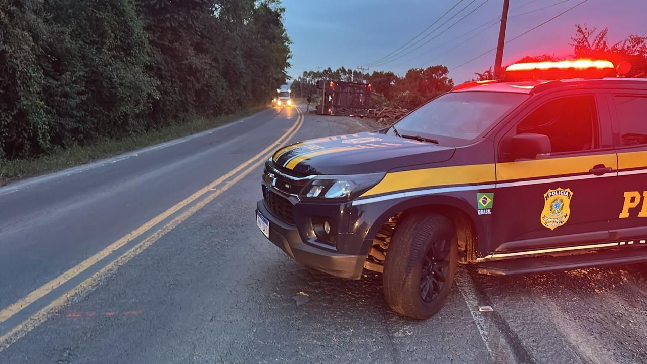 Caminhão tomba na BR-153 em Rio Azul e deixa motorista ferido