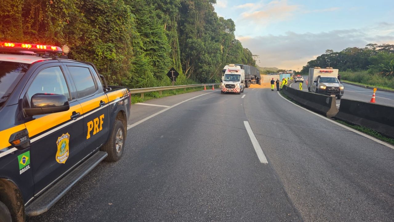 Acidente com dois caminhões interdita totalmente a BR-277 em Morretes e deixa um morto