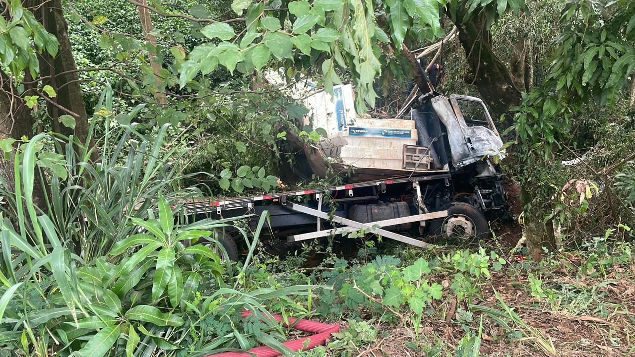 Caminhão sai da pista, pega fogo e deixa dois mortos na PR-497, em Missal