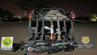 Imagem referente a notícia: PF e PM apreendem drogas e simulacros de armas após travessia ilegal no Rio Paraná, em Foz do Iguaçu