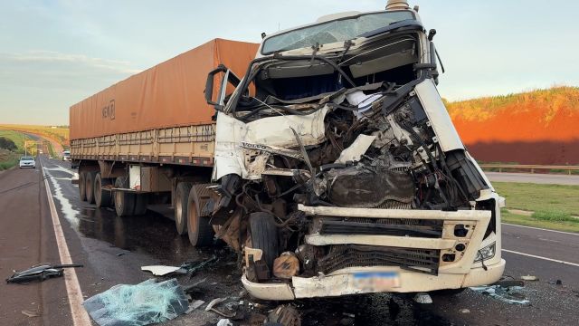Imagem referente a notícia: Violenta colisão entre caminhões deixa dois motoristas feridos na BR-163 em Cascavel