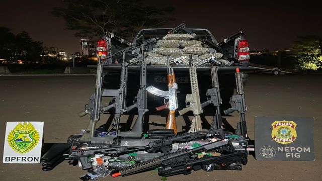 Imagem referente a notícia: PF e PM apreendem drogas e simulacros de armas após travessia ilegal no Rio Paraná, em Foz do Iguaçu