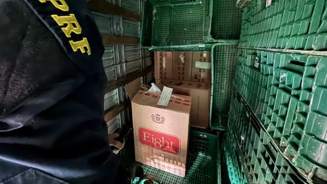 Imagem referente a notícia: PRF apreende 350 mil maços de cigarros escondidos sob carga de sucata aviária no Paraná