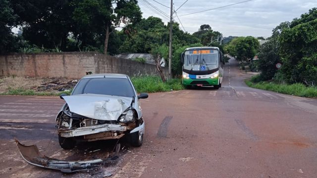 Imagem referente a notícia: Motorista recusa bafômetro após colisão com ônibus em Cascavel e é autuado pela PM