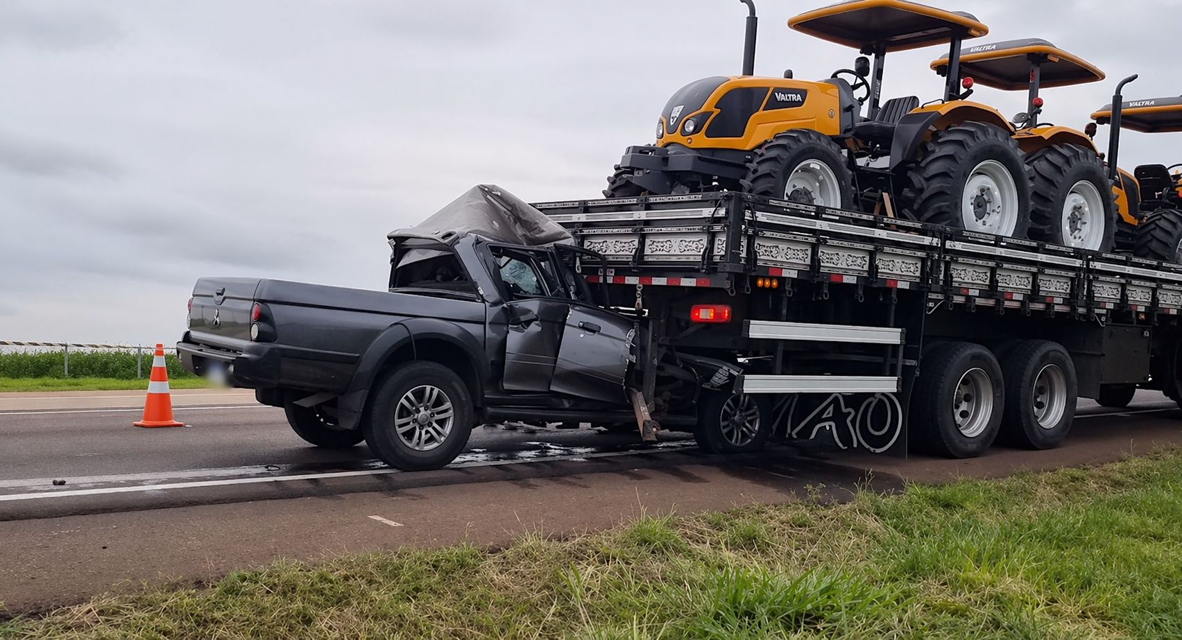Imagem referente a notícia: Motorista morre após caminhonete ficar cravada em caminhão na BR-163 em Cascavel